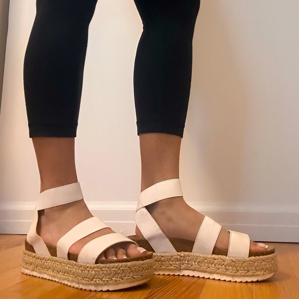 White platform sandals / Women’s US 6.5